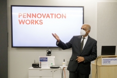 6 de diciembre de 2021: Los senadores John Kane y Nikil Saval recorren las obras de Pennovation.