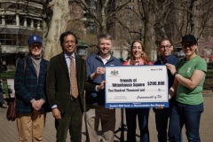 Entrega de cheques a los Amigos de Rittenhouse Square