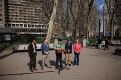 Entrega de cheques a los Amigos de Rittenhouse Square