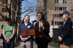 Entrega de cheques a los Amigos de Rittenhouse Square