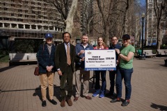 Entrega de cheques a los Amigos de Rittenhouse Square