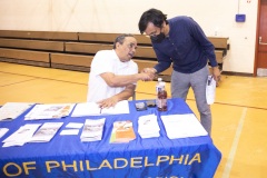 21 de mayo de 2022: Sen. Saval organizó un Senior Mayo Day en el East Passayunk Community Center en el sur de Filadelfia.