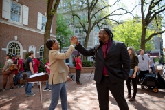 21 de abril de 2023 - El Senador Estatal Nikil Saval (D-Filadelfia) y el Representante Estatal Ismail Smith-Wade-El (D-Lancaster) se unieron a Lancaster Stands Up, POWER Interfaith, CASA, y los residentes y líderes de la comunidad en un llamamiento unido para la financiación permanente para el innovador Programa de Reparaciones Integrales de Pennsylvania.