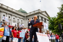 24 de mayo de 2022: El senador Nikil Saval celebró una concentración a la que asistieron más de 200 defensores de la vivienda y la energía, líderes comunitarios, residentes de Pensilvania y legisladores demócratas y republicanos de la Asamblea General para pedir la aprobación de su ley bipartidista Whole-Home Repairs Act (proyecto de ley del Senado 1135).